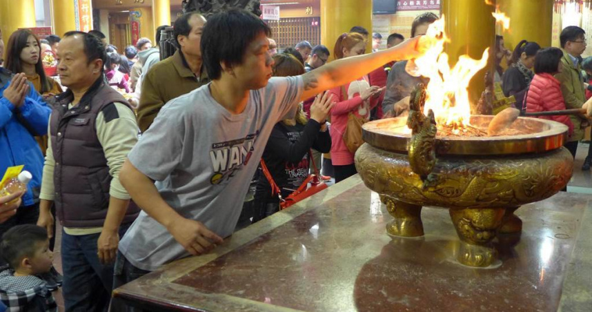 民眾於台中市廣天宮五路財神廟祭拜財神。（示意圖／報系資料照）